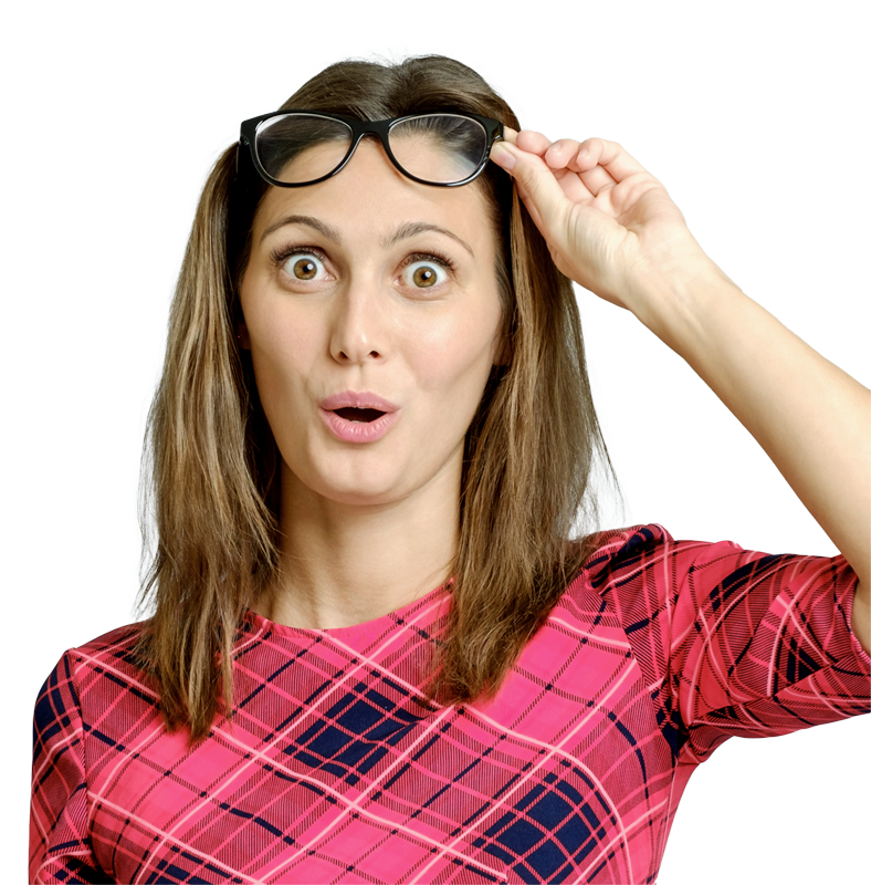 Frau mit Brille und rotem Karopulli (freigestellt)